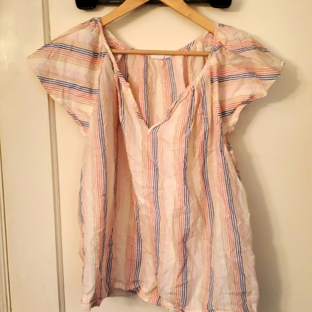 Gap seersucker summer shirt. Striped. Floaty sleeves super cute.